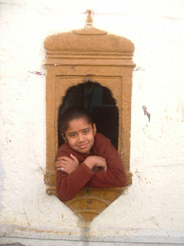 Bambina in finestra Jaisalmer, India